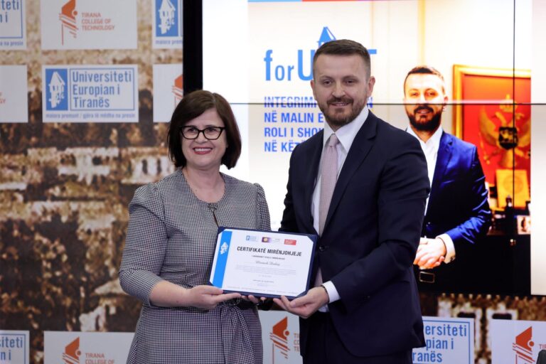 Universiteti Europian i Tiranës nderon Marash Dukaj me Certifikatë Mirënjohjeje për përfaqësim dinjitoz të komunitetit shqiptar